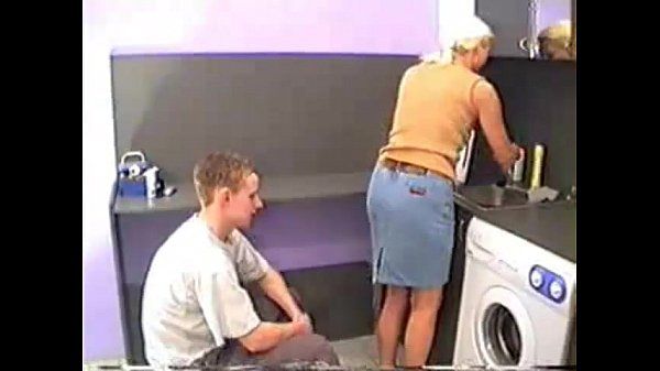 Pornorazzo filho comendo a mãe na lavanderia